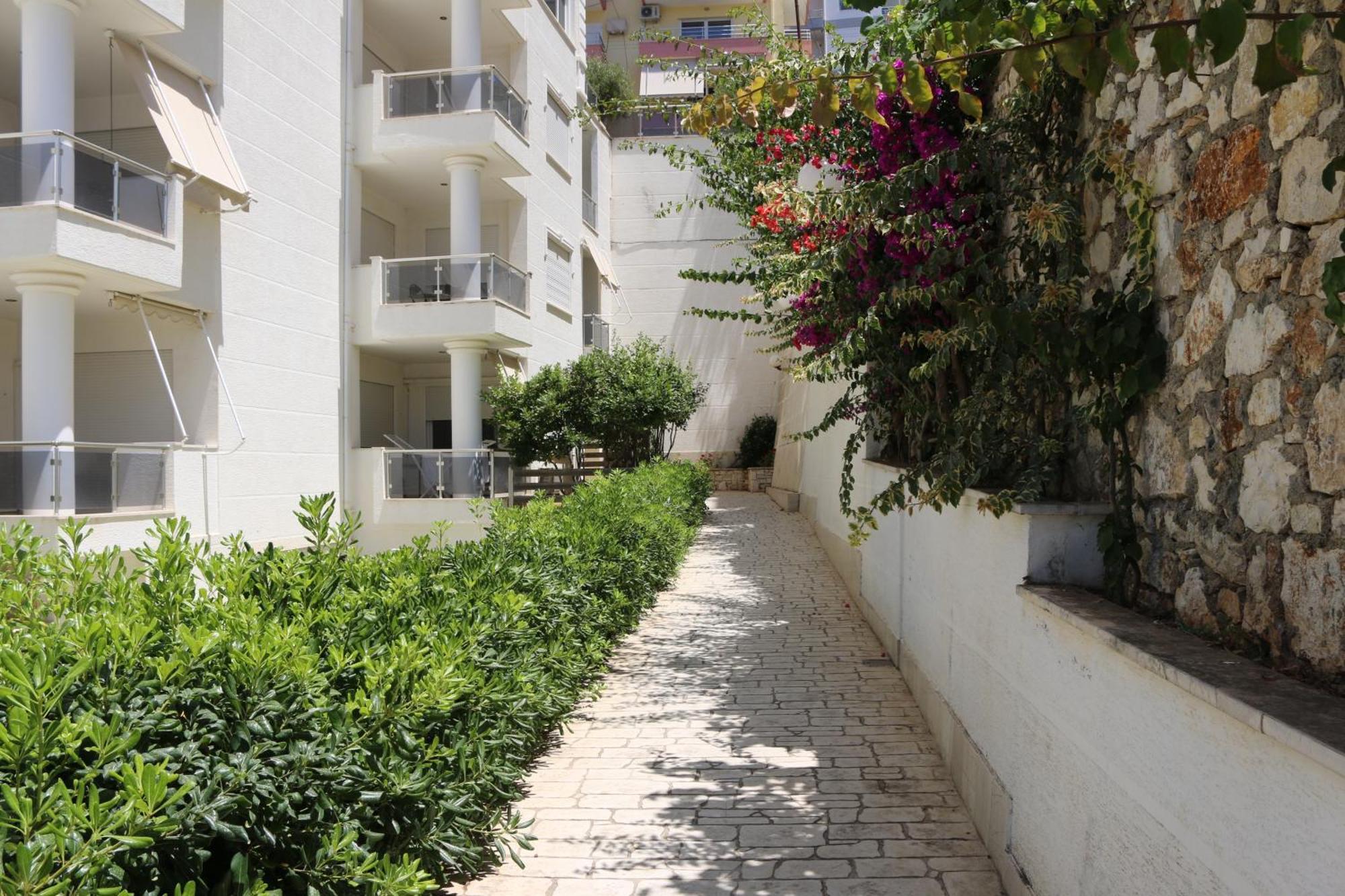 Apartament White - *